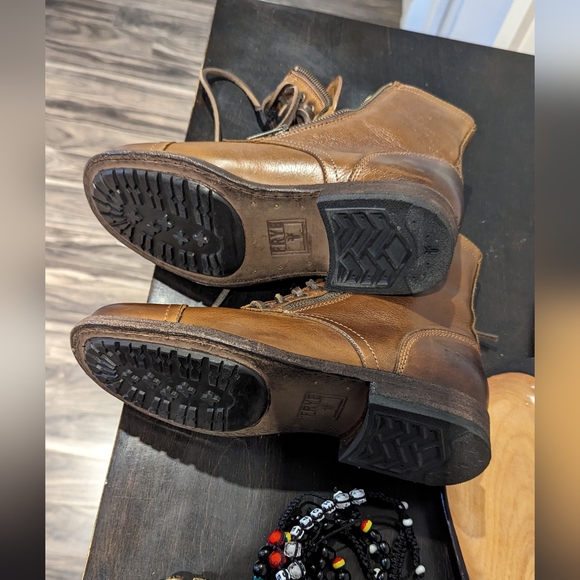 Frye female boots - Picture 2 of 5